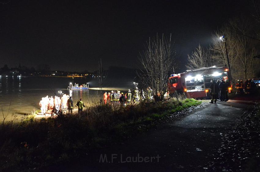 Einsatz BF Koeln PKW im Rhein Mondorf Hersel P132.JPG